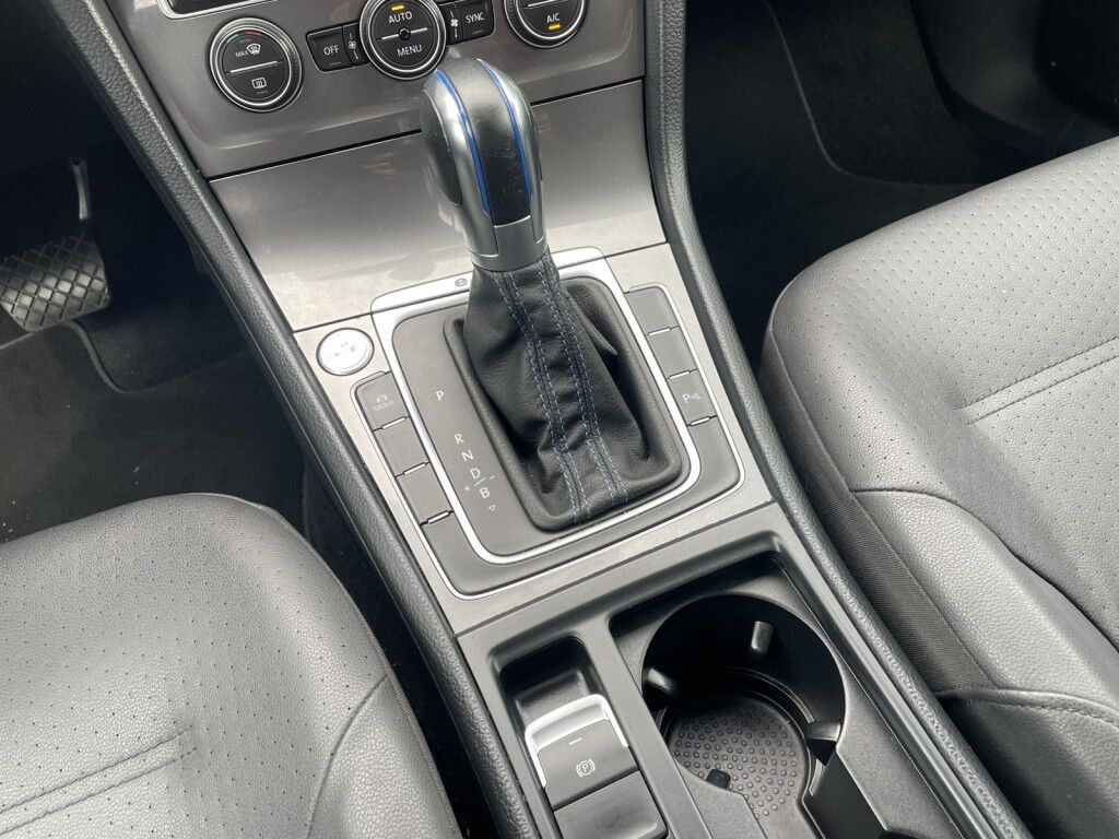 2015 Volkswagen e-Golf SEL PREMIUM~EXCELLENT CONDITION~LOW MILES~BLUETOOTH~HEATED SEATS~NAVIGATION~REARVIEW CAMERA Sarasota FL