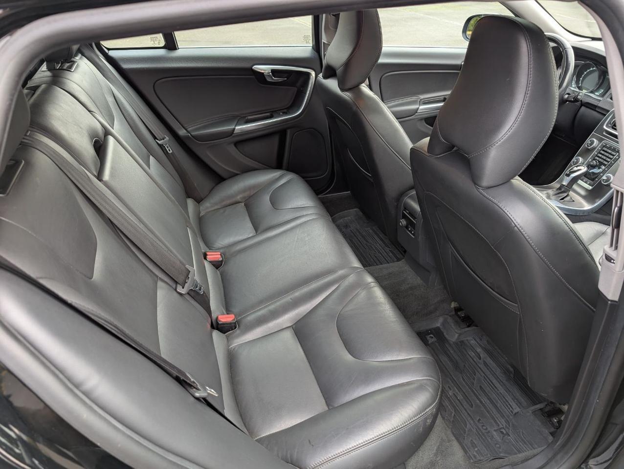 2015 Volvo V60 T5 Drive-E Platinum | HK Premium Audio, Adaptive Cruise, Lane Keep, BLIS, 4 Heated Seats & Htd Wheel Portland OR