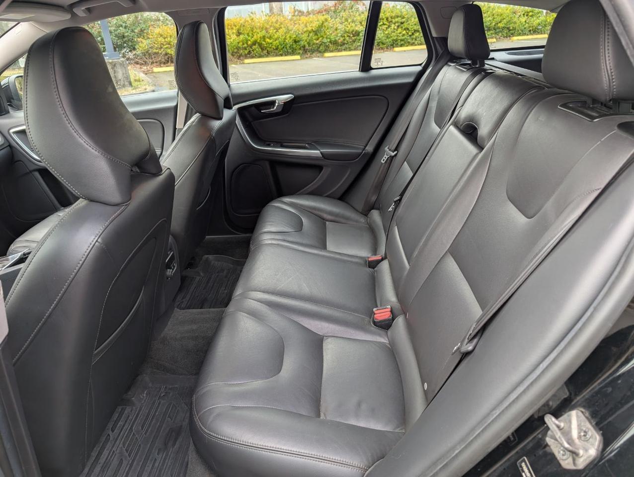 2015 Volvo V60 T5 Drive-E Platinum | HK Premium Audio, Adaptive Cruise, Lane Keep, BLIS, 4 Heated Seats & Htd Wheel Portland OR