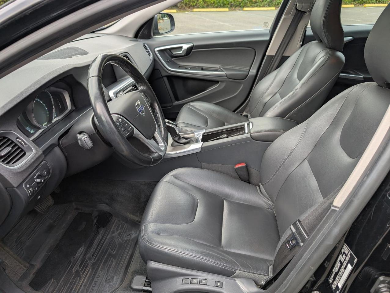 2015 Volvo V60 T5 Drive-E Platinum | HK Premium Audio, Adaptive Cruise, Lane Keep, BLIS, 4 Heated Seats & Htd Wheel Portland OR