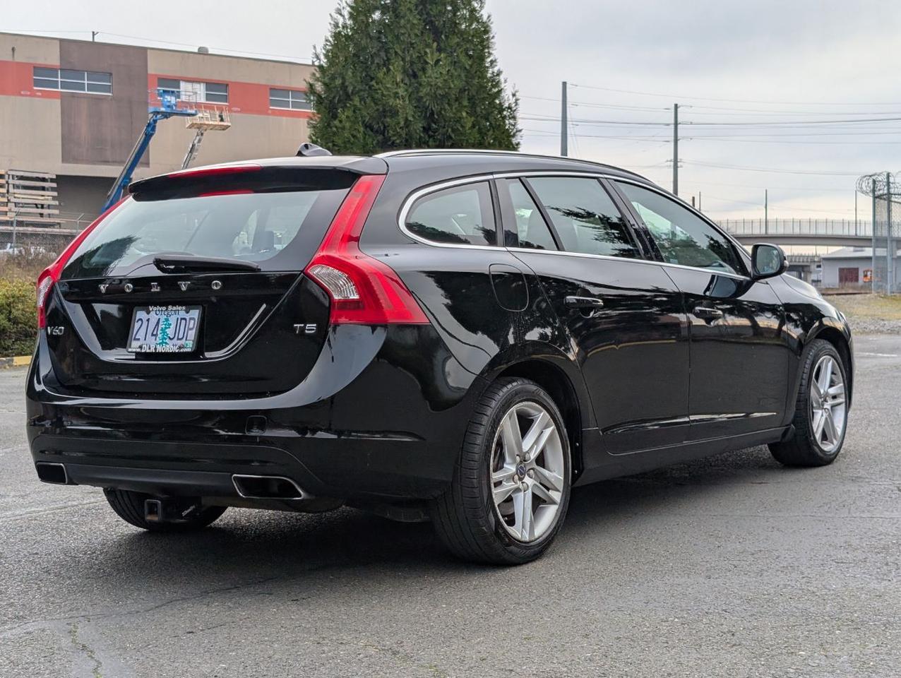 2015 Volvo V60 T5 Drive-E Platinum | HK Premium Audio, Adaptive Cruise, Lane Keep, BLIS, 4 Heated Seats & Htd Wheel Portland OR