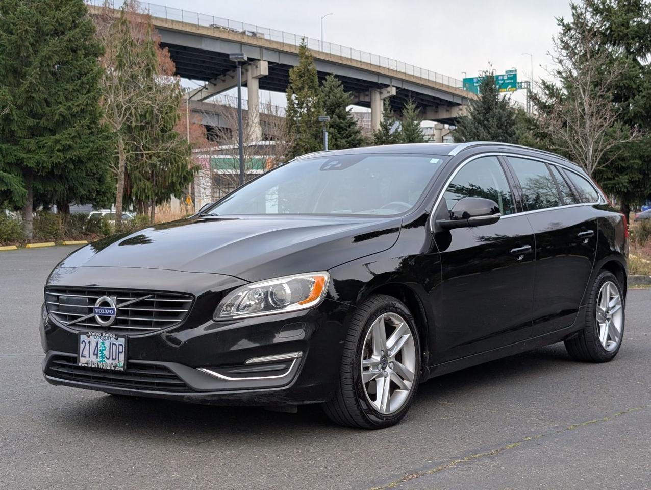 2015 Volvo V60 T5 Drive-E Platinum | HK Premium Audio, Adaptive Cruise, Lane Keep, BLIS, 4 Heated Seats & Htd Wheel Portland OR