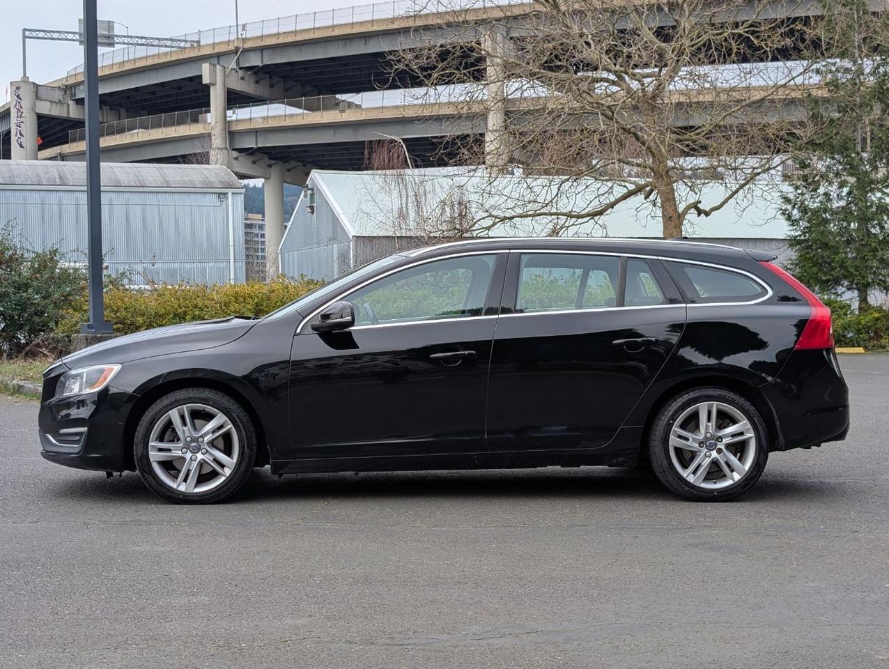 2015 Volvo V60 T5 Drive-E Platinum | HK Premium Audio, Adaptive Cruise, Lane Keep, BLIS, 4 Heated Seats & Htd Wheel Portland OR