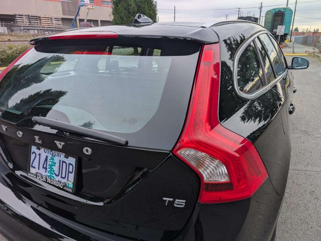 2015 Volvo V60 T5 Platinum w/Harman Kardon Sound, Adaptive Cruise, Lane Keep, 4 Heated Seats & Wheel Portland OR