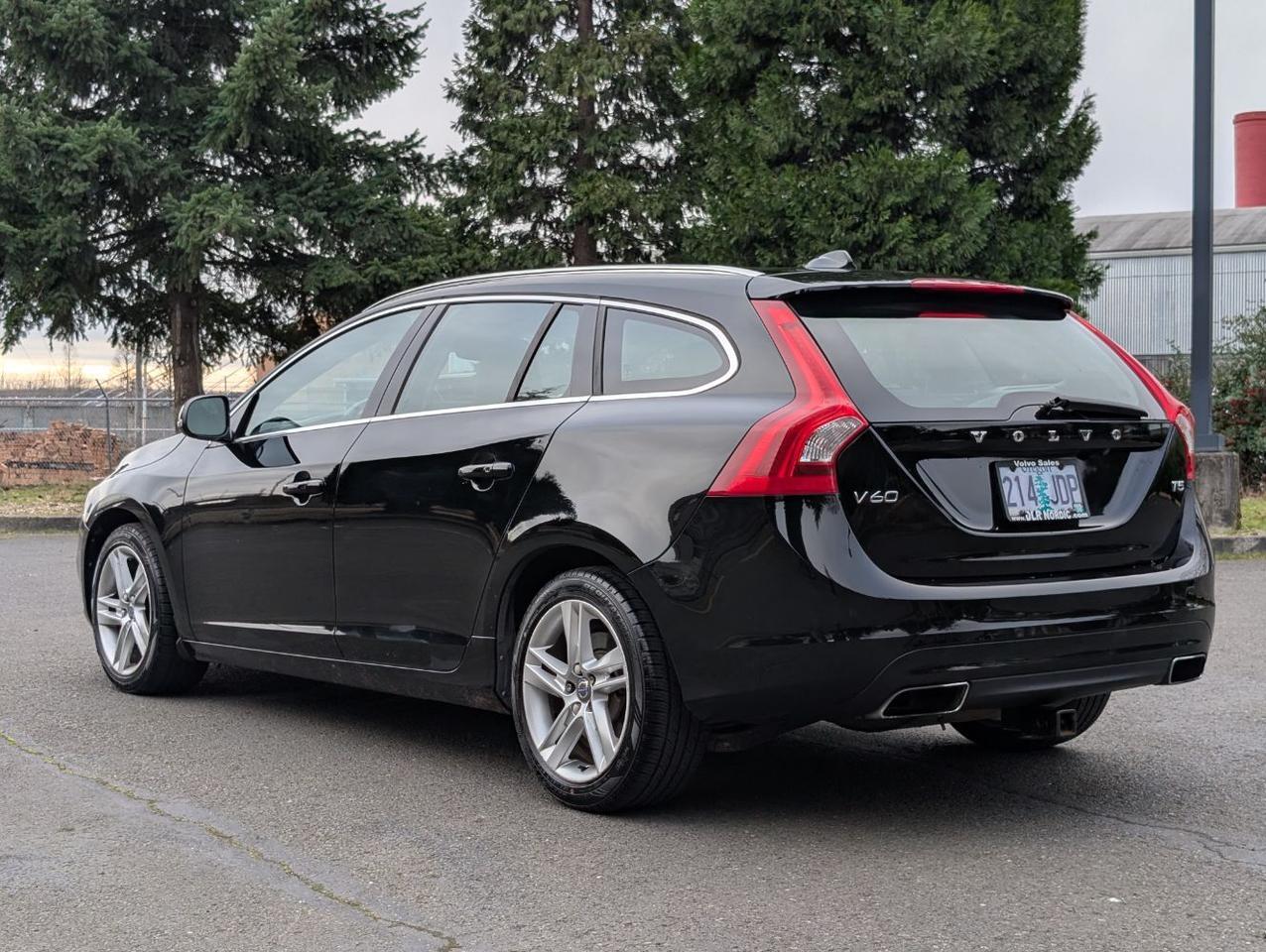 2015 Volvo V60 T5 Platinum w/Harman Kardon Sound, Adaptive Cruise, Lane Keep, 4 Heated Seats & Wheel Portland OR