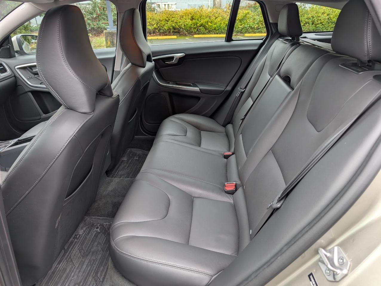 2015 Volvo V60 T5 Platinum w/High Performance Audio, Back Up Camera, BLIS, Leather Interior, 4 Heated Seats Portland OR