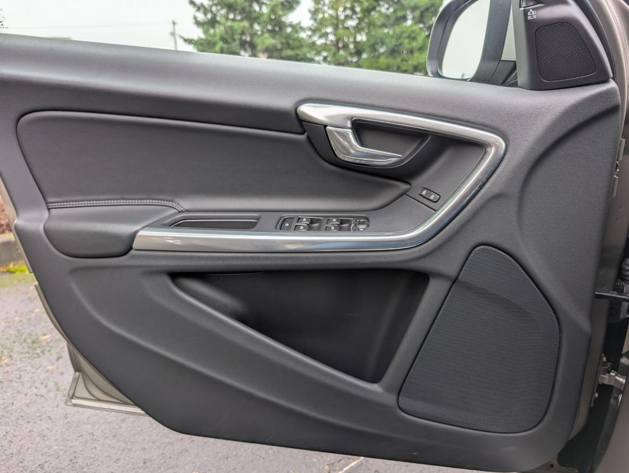 2015 Volvo V60 T5 Platinum w/High Performance Audio, Back Up Camera, BLIS, Leather Interior, 4 Heated Seats Portland OR