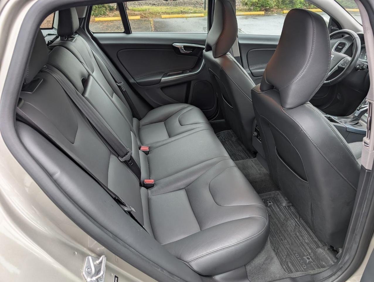 2015 Volvo V60 T5 Platinum w/High Performance Audio, Back Up Camera, BLIS, Leather Interior, 4 Heated Seats Portland OR