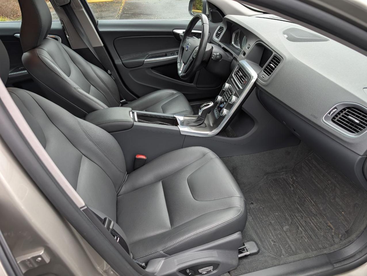 2015 Volvo V60 T5 Platinum w/High Performance Audio, Back Up Camera, BLIS, Leather Interior, 4 Heated Seats Portland OR