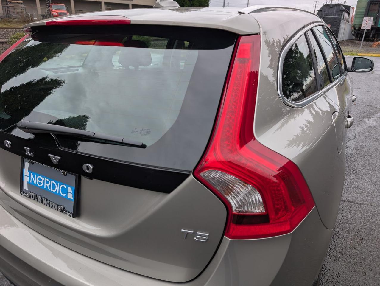2015 Volvo V60 T5 Platinum w/High Performance Audio, Back Up Camera, BLIS, Leather Interior, 4 Heated Seats Portland OR