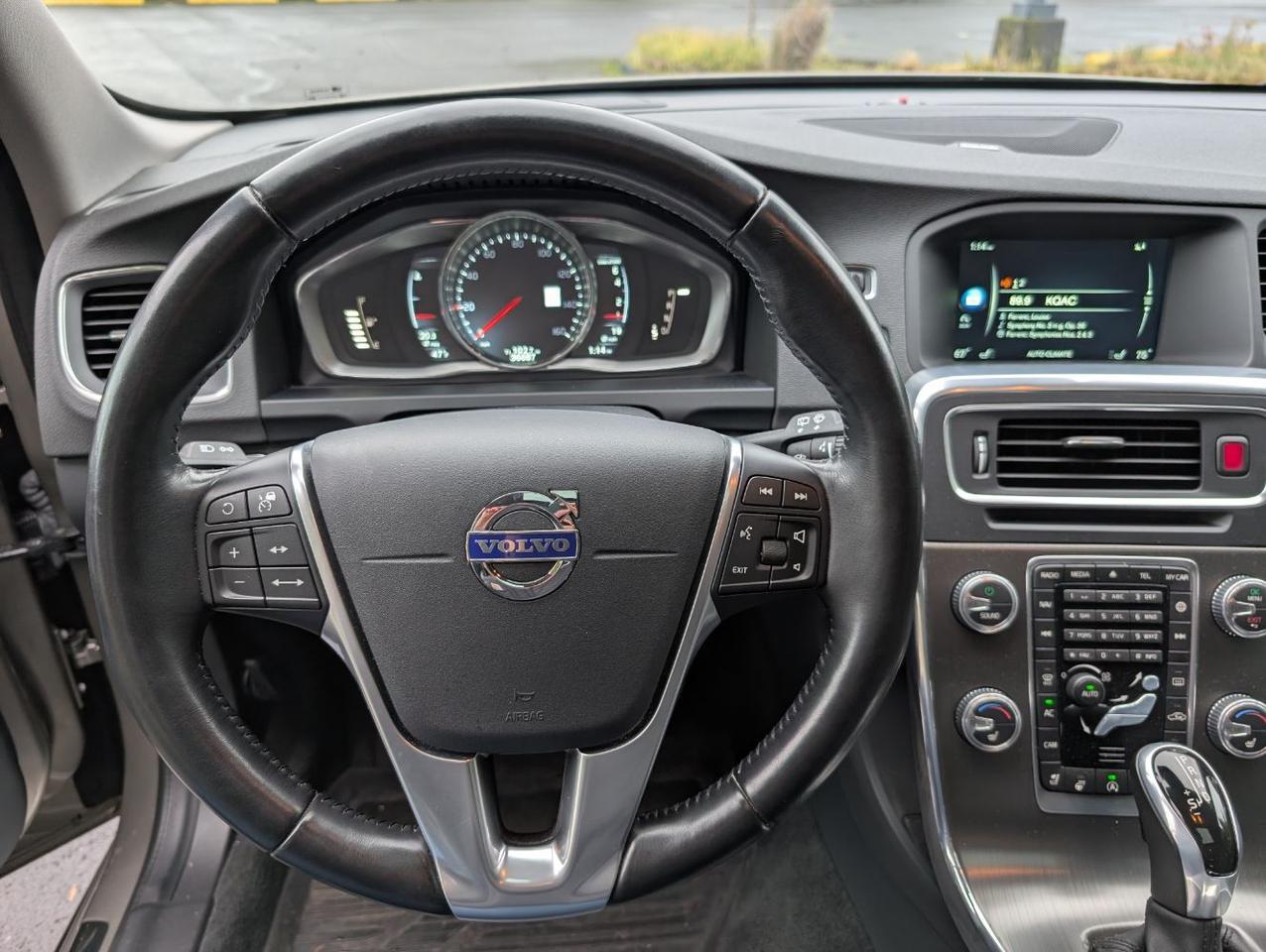 2015 Volvo V60 T5 Platinum w/High Performance Audio, Back Up Camera, BLIS, Leather Interior, 4 Heated Seats Portland OR