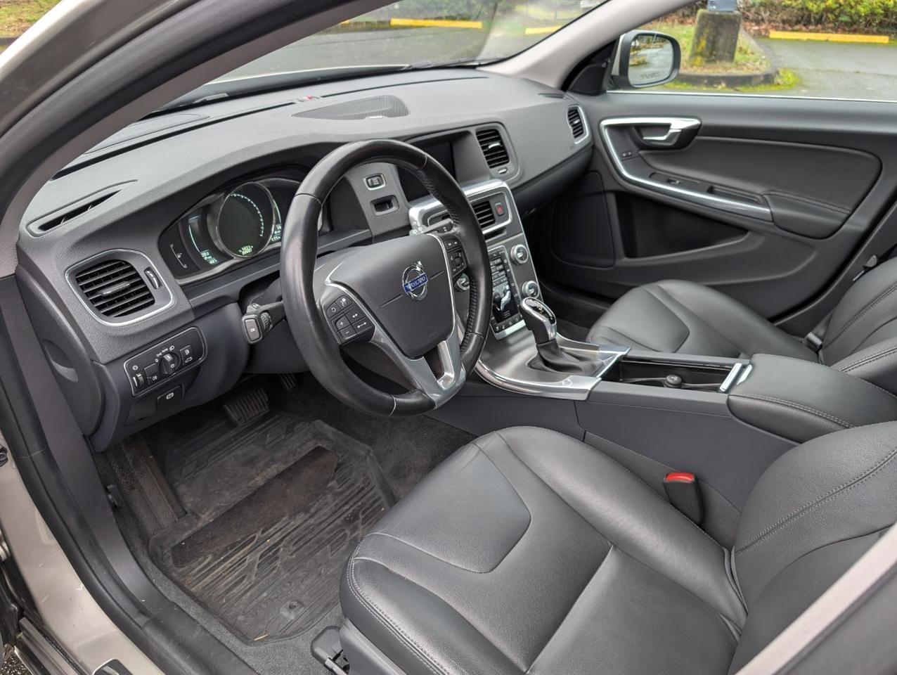 2015 Volvo V60 T5 Platinum w/High Performance Audio, Back Up Camera, BLIS, Leather Interior, 4 Heated Seats Portland OR