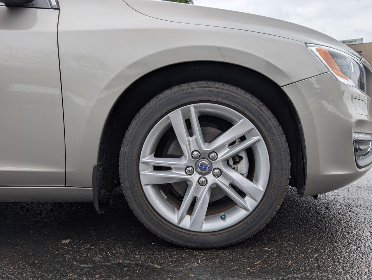 2015 Volvo V60 T5 Platinum w/High Performance Audio, Back Up Camera, BLIS, Leather Interior, 4 Heated Seats Portland OR