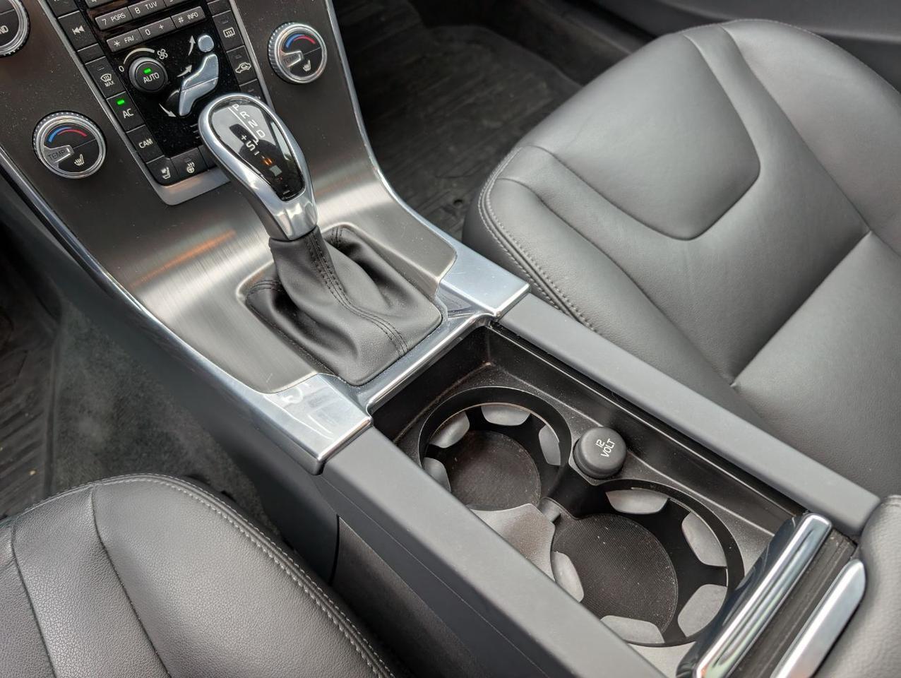 2015 Volvo V60 T5 Platinum w/High Performance Audio, Back Up Camera, BLIS, Leather Interior, 4 Heated Seats Portland OR