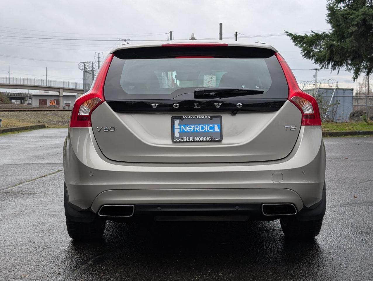 2015 Volvo V60 T5 Platinum w/High Performance Audio, Back Up Camera, BLIS, Leather Interior, 4 Heated Seats Portland OR