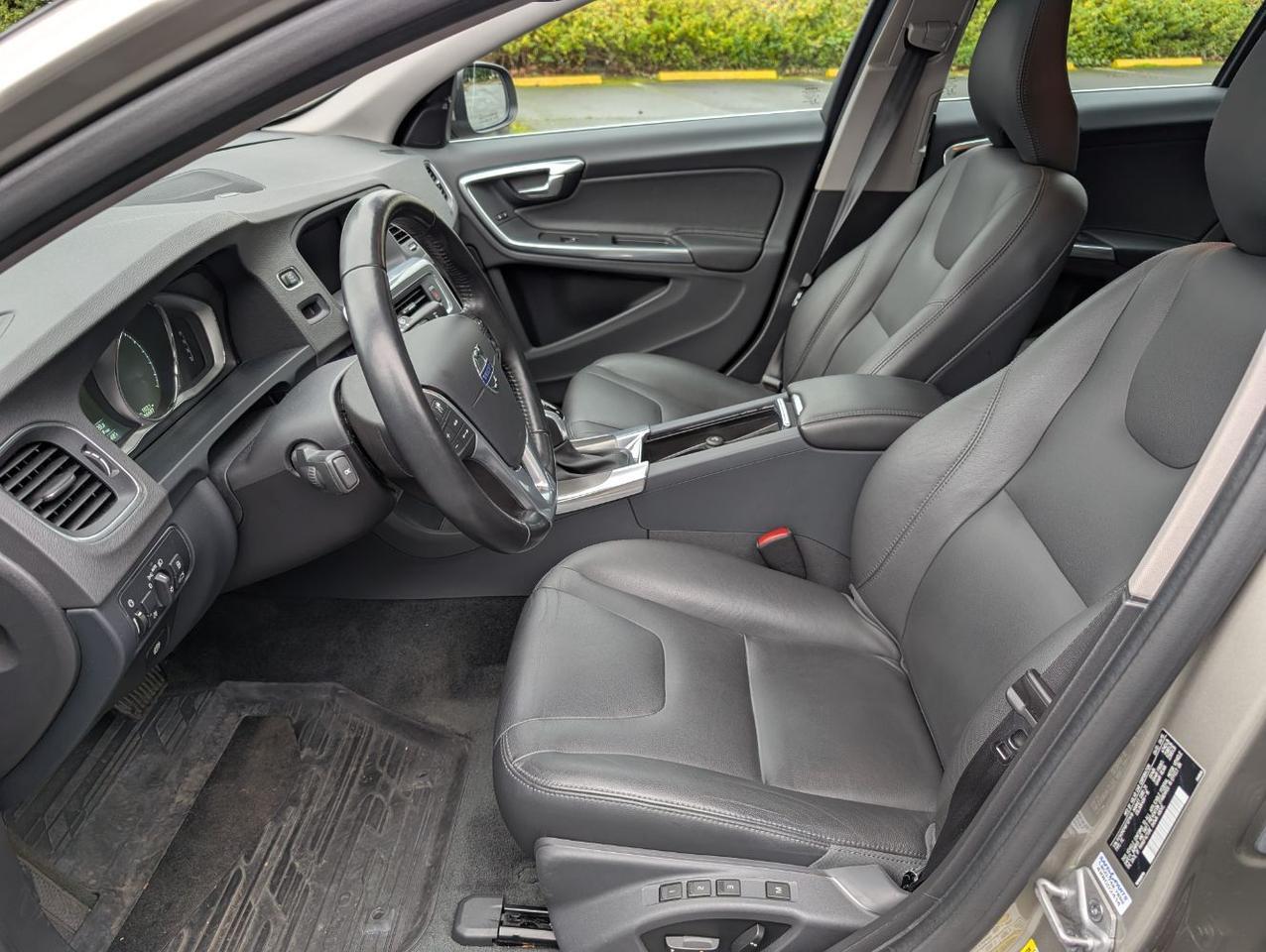 2015 Volvo V60 T5 Platinum w/High Performance Audio, Back Up Camera, BLIS, Leather Interior, 4 Heated Seats Portland OR