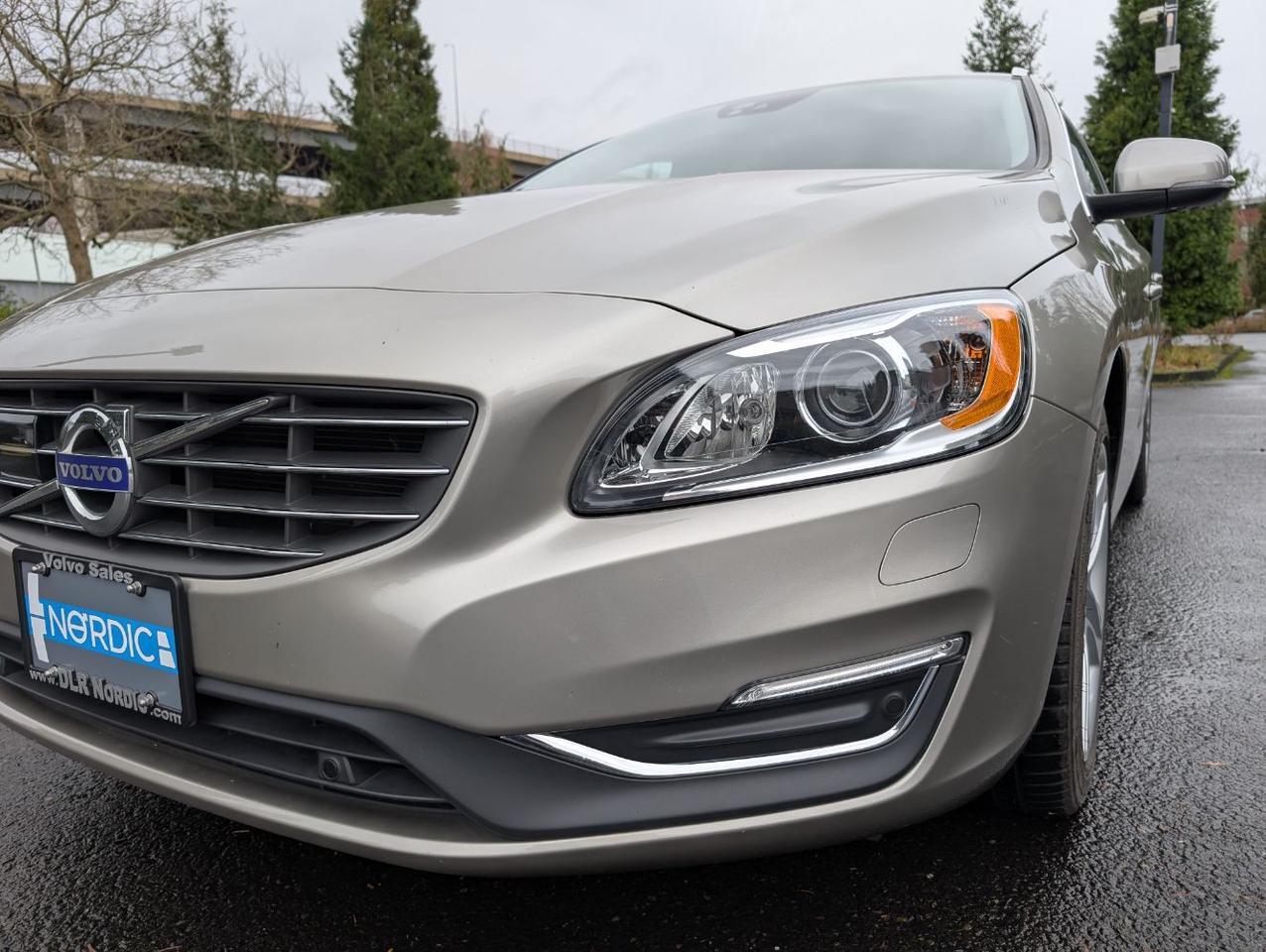 2015 Volvo V60 T5 Platinum w/High Performance Audio, Back Up Camera, BLIS, Leather Interior, 4 Heated Seats Portland OR
