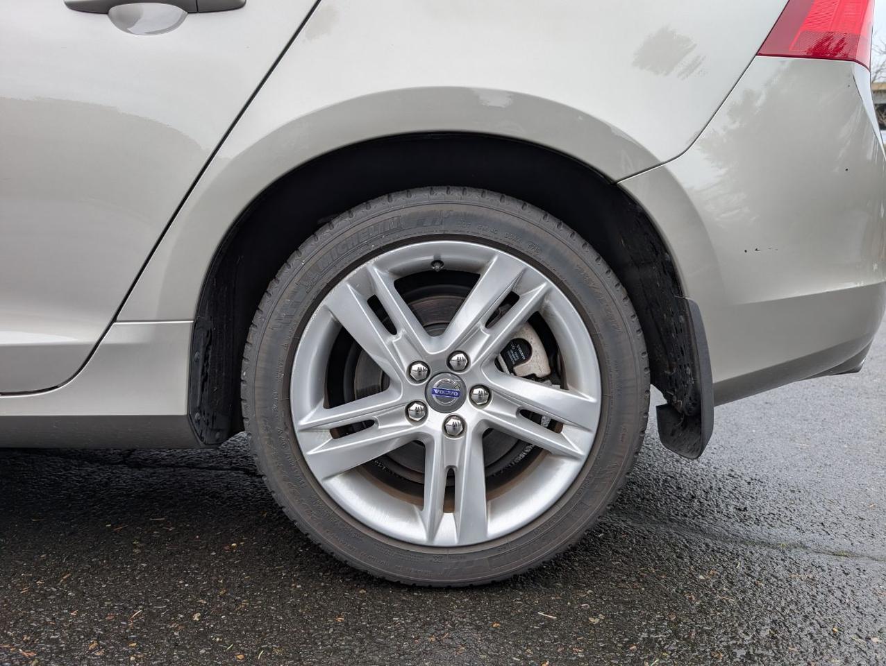 2015 Volvo V60 T5 Platinum w/High Performance Audio, Back Up Camera, BLIS, Leather Interior, 4 Heated Seats Portland OR