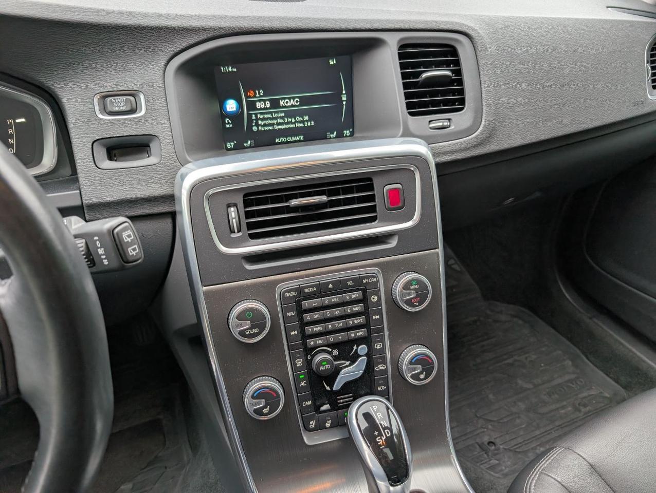 2015 Volvo V60 T5 Platinum w/High Performance Audio, Back Up Camera, BLIS, Leather Interior, 4 Heated Seats Portland OR