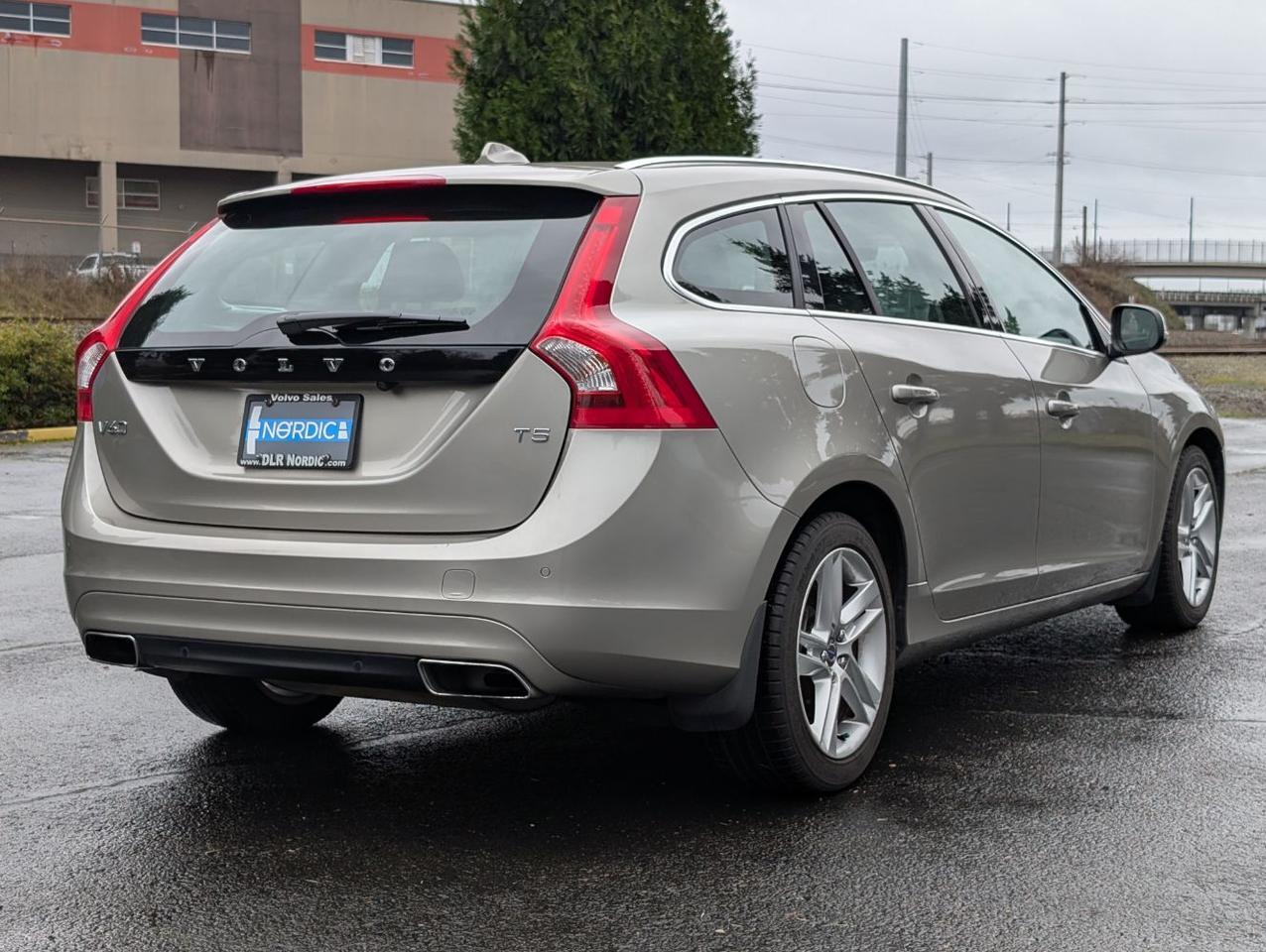 2015 Volvo V60 T5 Platinum w/High Performance Audio, Back Up Camera, BLIS, Leather Interior, 4 Heated Seats Portland OR