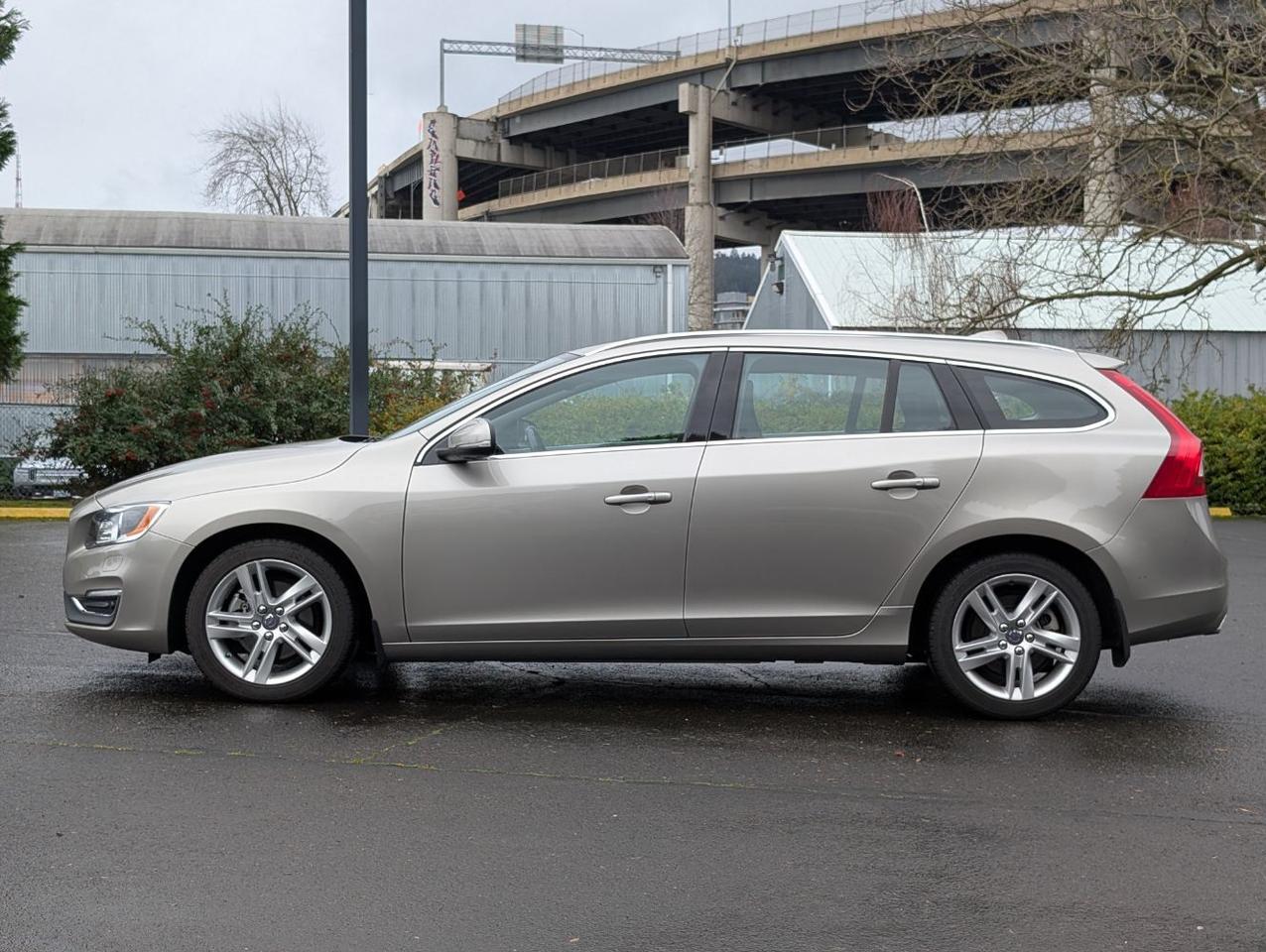 2015 Volvo V60 T5 Platinum w/High Performance Audio, Back Up Camera, BLIS, Leather Interior, 4 Heated Seats Portland OR