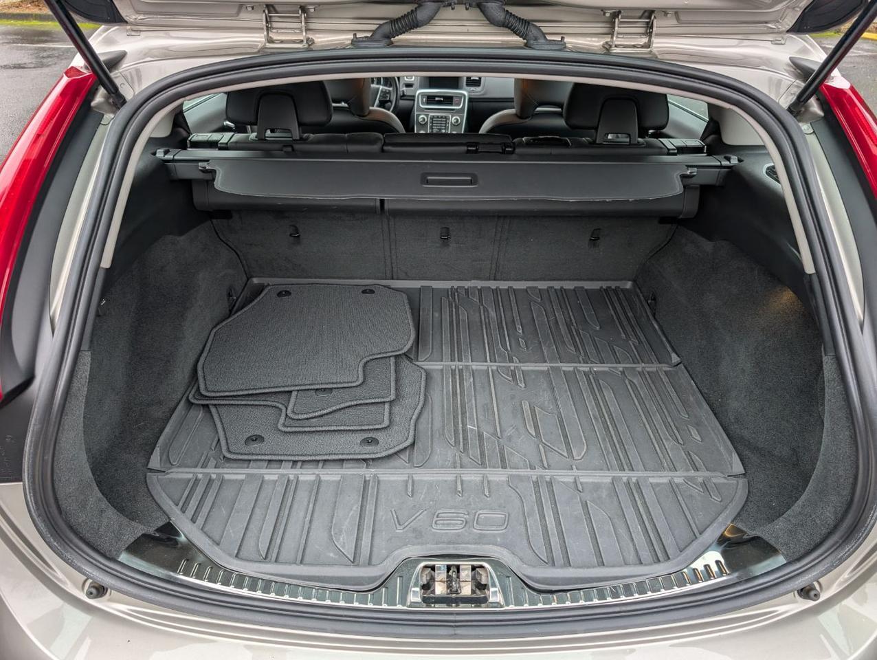 2015 Volvo V60 T5 Platinum w/High Performance Audio, Back Up Camera, BLIS, Leather Interior, 4 Heated Seats Portland OR