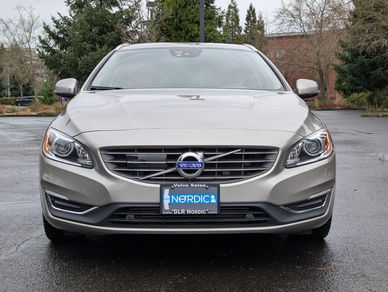 2015 Volvo V60 T5 Platinum w/High Performance Audio, Back Up Camera, BLIS, Leather Interior, 4 Heated Seats Portland OR