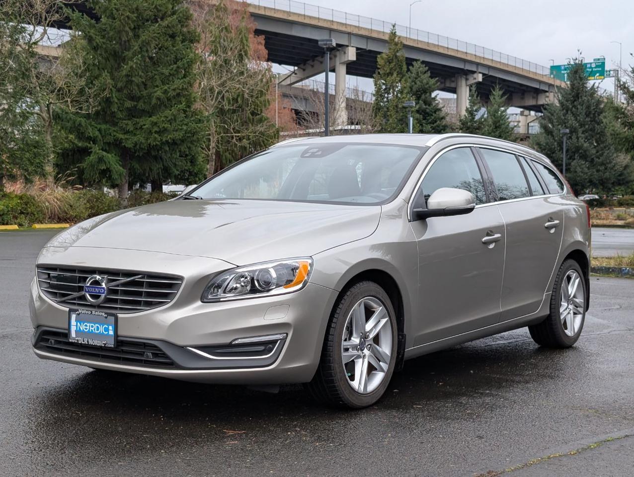 2015 Volvo V60 T5 Platinum w/High Performance Audio, Back Up Camera, BLIS, Leather Interior, 4 Heated Seats Portland OR