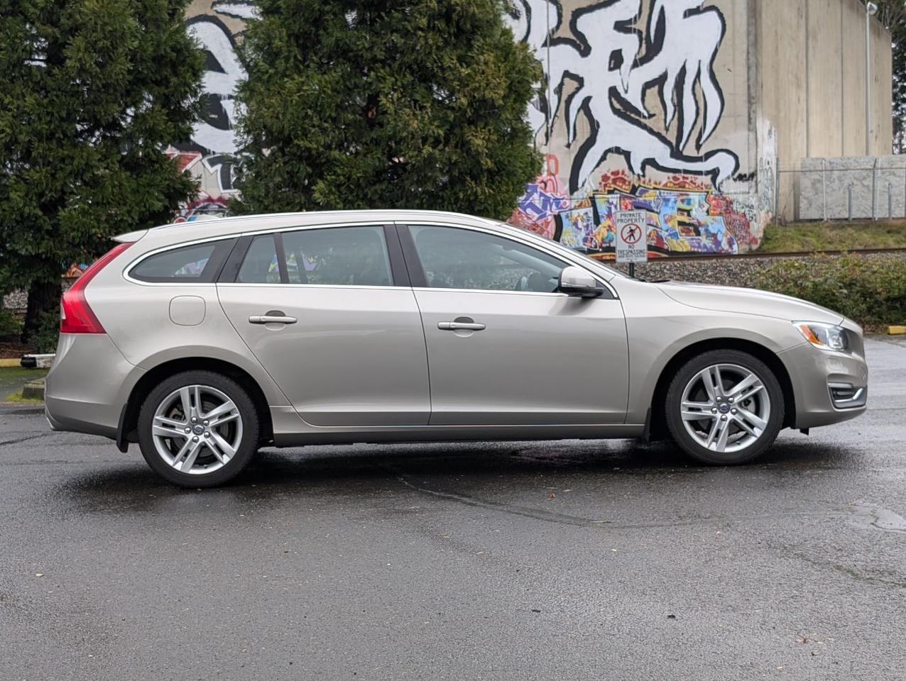 2015 Volvo V60 T5 Platinum w/High Performance Audio, Back Up Camera, BLIS, Leather Interior, 4 Heated Seats Portland OR