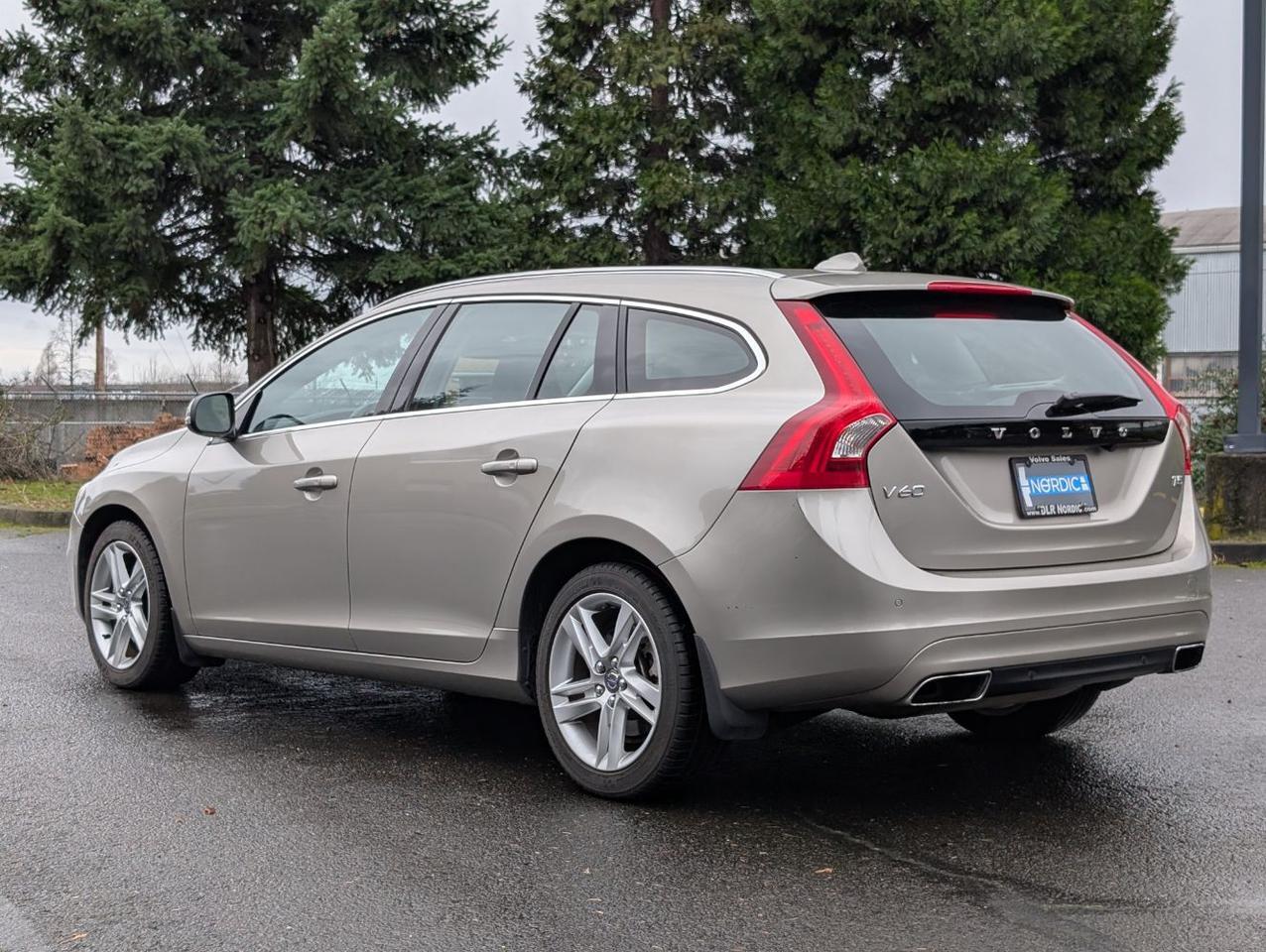 2015 Volvo V60 T5 Platinum w/High Performance Audio, Back Up Camera, BLIS, Leather Interior, 4 Heated Seats Portland OR
