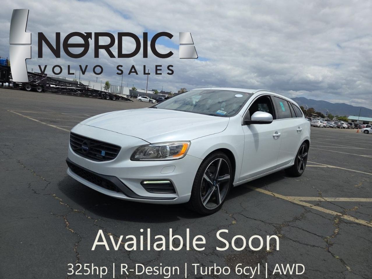 2015 Volvo V60 T6 AWD R-Design | 325hp In-Line 6cyl, High Performance Audio, Heated Seats
