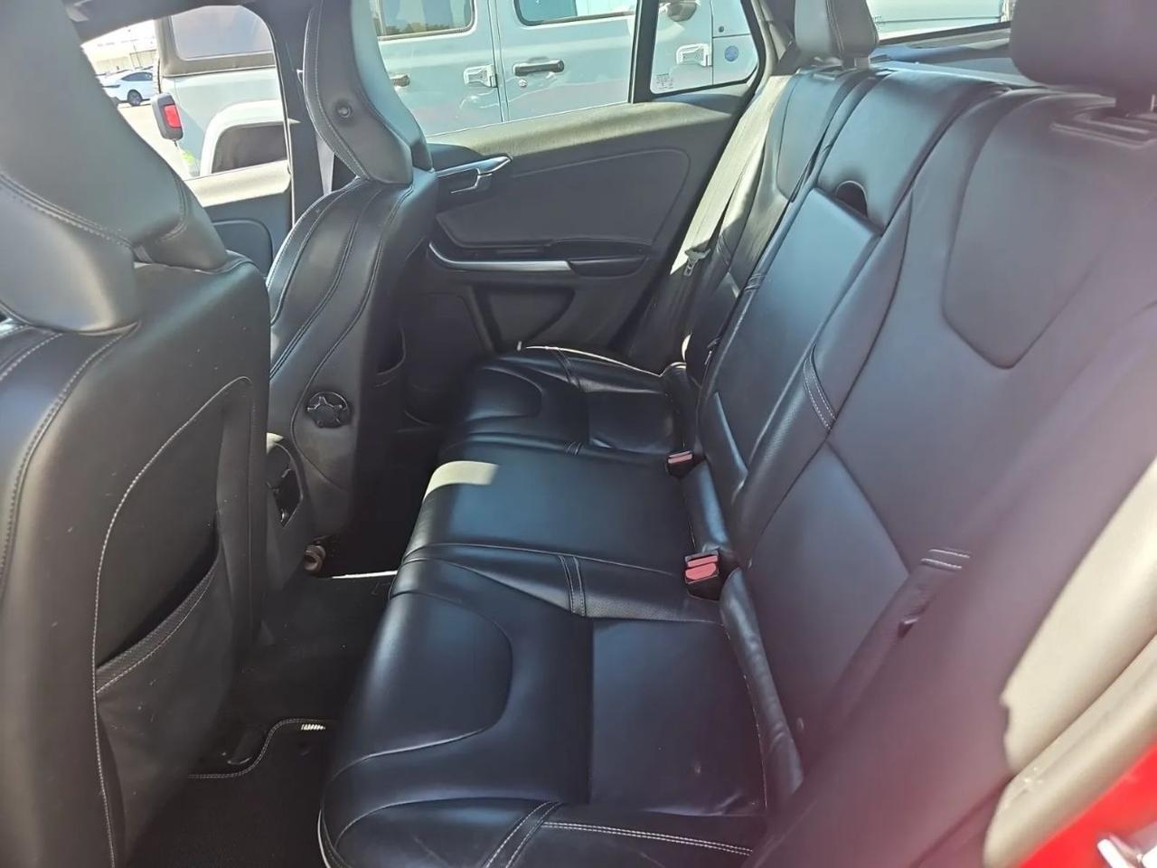 2015 Volvo V60 T6 AWD R-Design | 6cyl - 325hp, Premium Audio, Blind Spot Info, Bluetooth & Heated Nappa Leather Portland OR