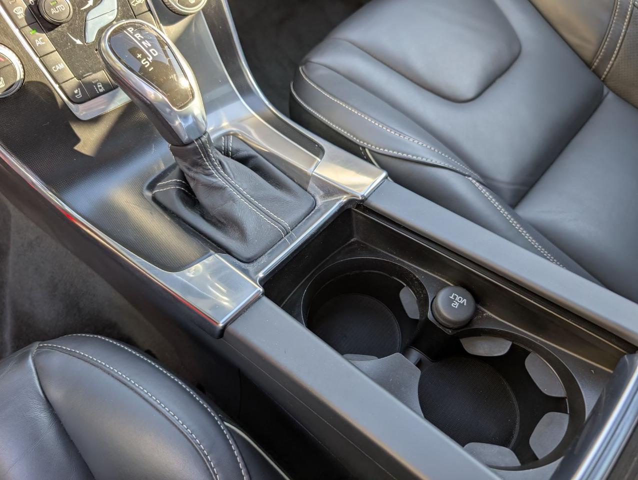 2015 Volvo V60 T6 AWD R-Design Platinum | 325hp, HK Premium Audio, Adaptive Cruise, Active Xenon & Heated Seats Portland OR