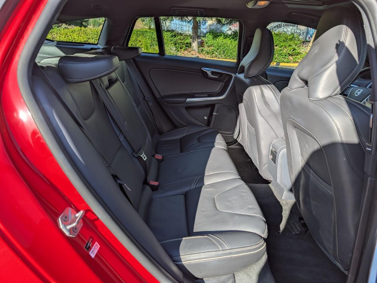 2015 Volvo V60 T6 AWD R-Design Platinum | 325hp, HK Premium Audio, Adaptive Cruise, Active Xenon & Heated Seats Portland OR