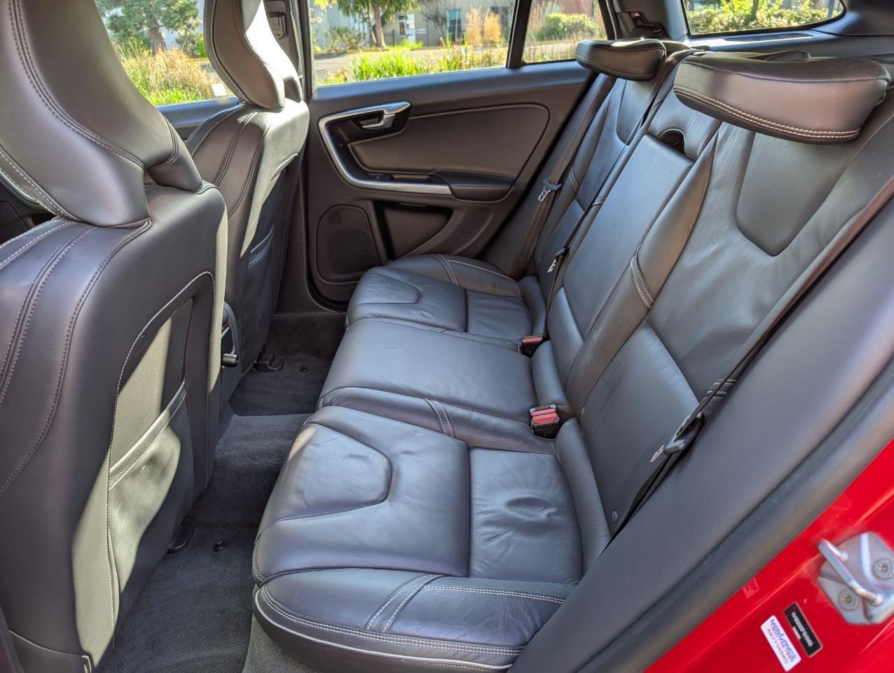 2015 Volvo V60 T6 AWD R-Design Platinum | 325hp, HK Premium Audio, Adaptive Cruise, Active Xenon & Heated Seats Portland OR