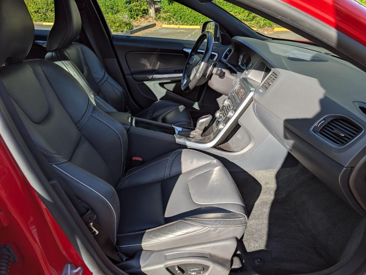 2015 Volvo V60 T6 AWD R-Design Platinum | 325hp, HK Premium Audio, Adaptive Cruise, Active Xenon & Heated Seats Portland OR