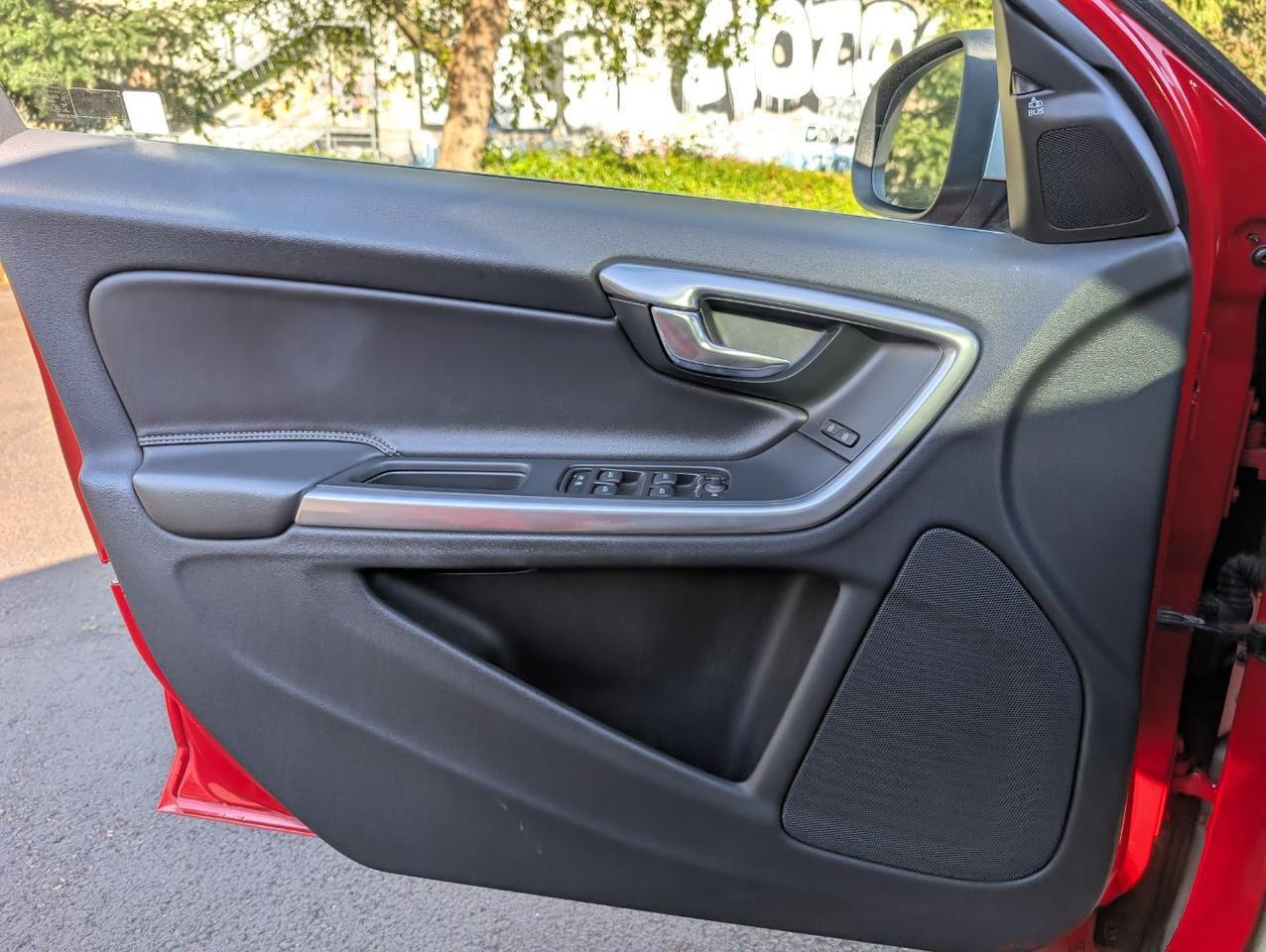 2015 Volvo V60 T6 AWD R-Design Platinum | 325hp, HK Premium Audio, Adaptive Cruise, Active Xenon & Heated Seats Portland OR