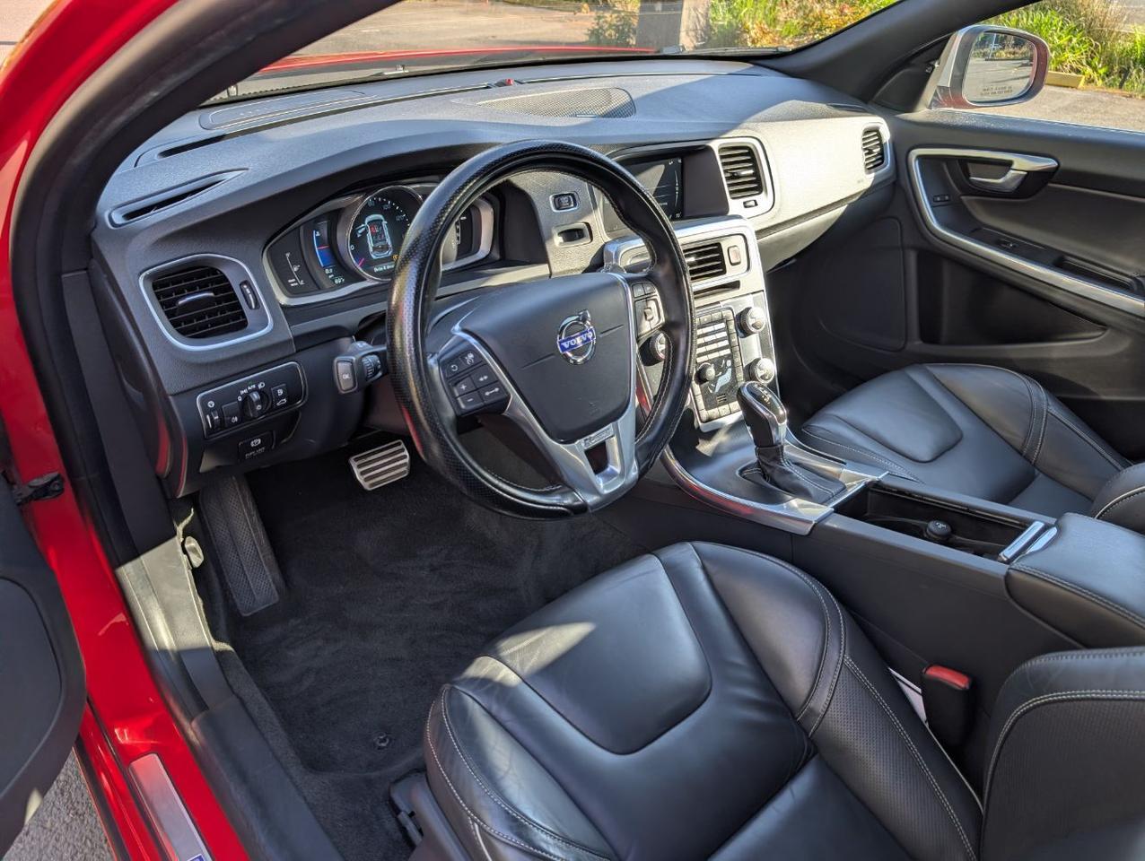 2015 Volvo V60 T6 AWD R-Design Platinum | 325hp, HK Premium Audio, Adaptive Cruise, Active Xenon & Heated Seats Portland OR