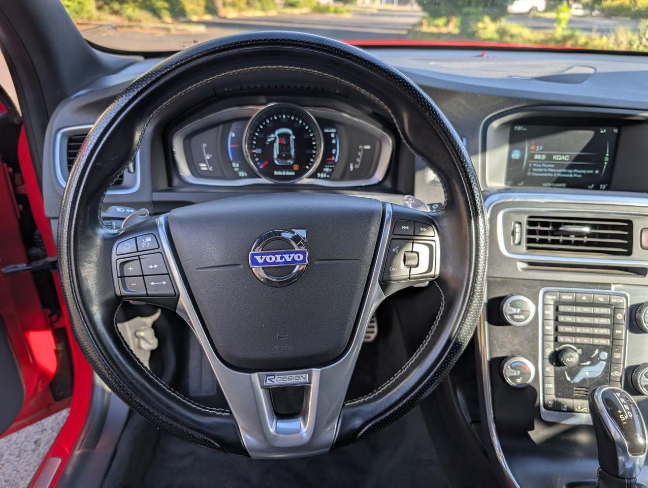 2015 Volvo V60 T6 AWD R-Design Platinum | 325hp, HK Premium Audio, Adaptive Cruise, Active Xenon & Heated Seats Portland OR