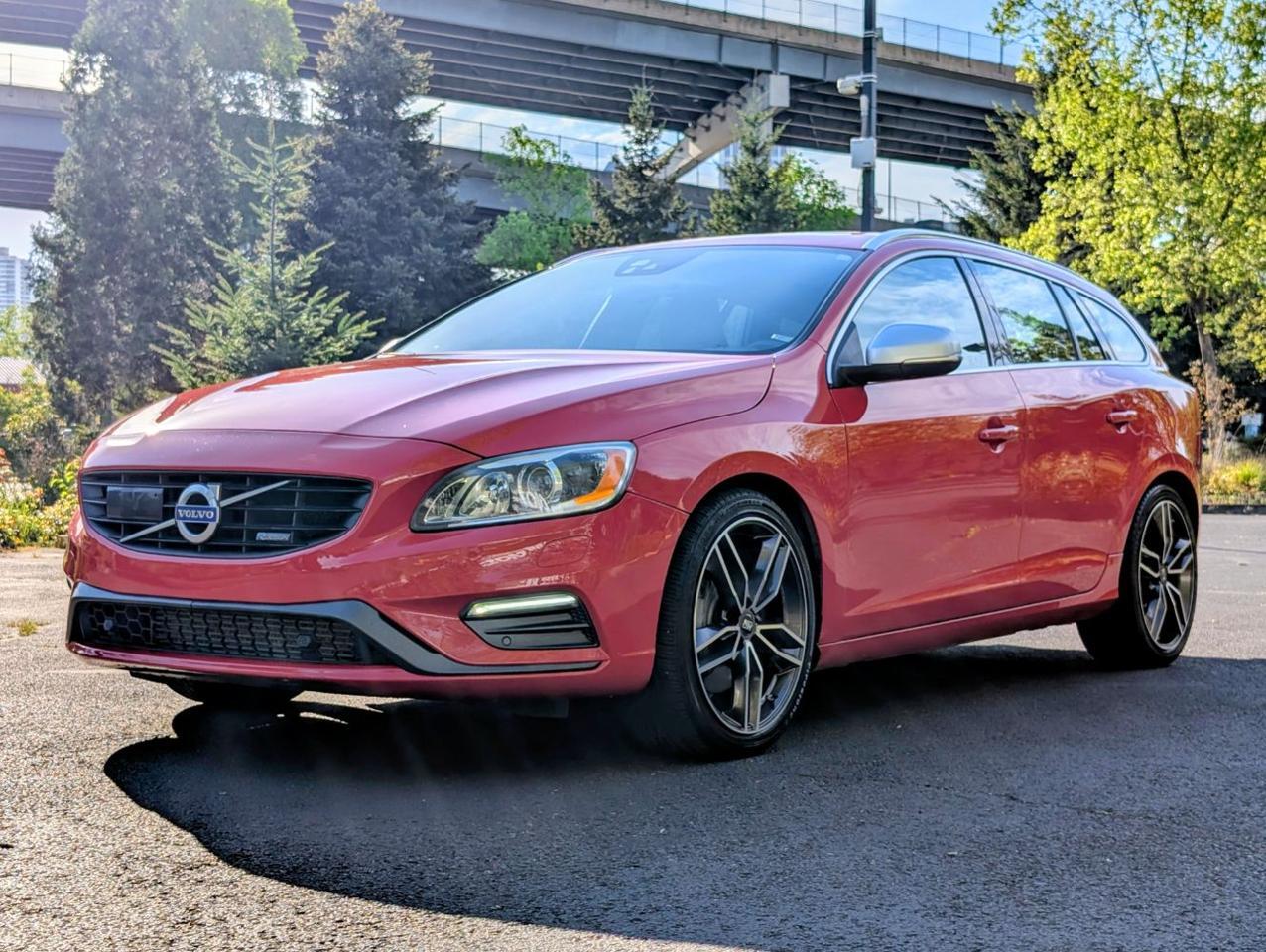 2015 Volvo V60 T6 AWD R-Design Platinum | 325hp, HK Premium Audio, Adaptive Cruise, Active Xenon & Heated Seats Portland OR