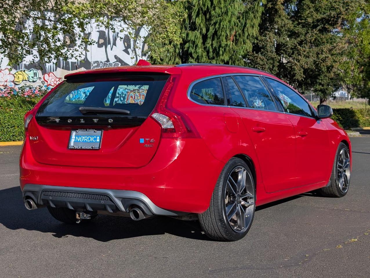 2015 Volvo V60 T6 AWD R-Design Platinum | 325hp, HK Premium Audio, Adaptive Cruise, Active Xenon & Heated Seats Portland OR