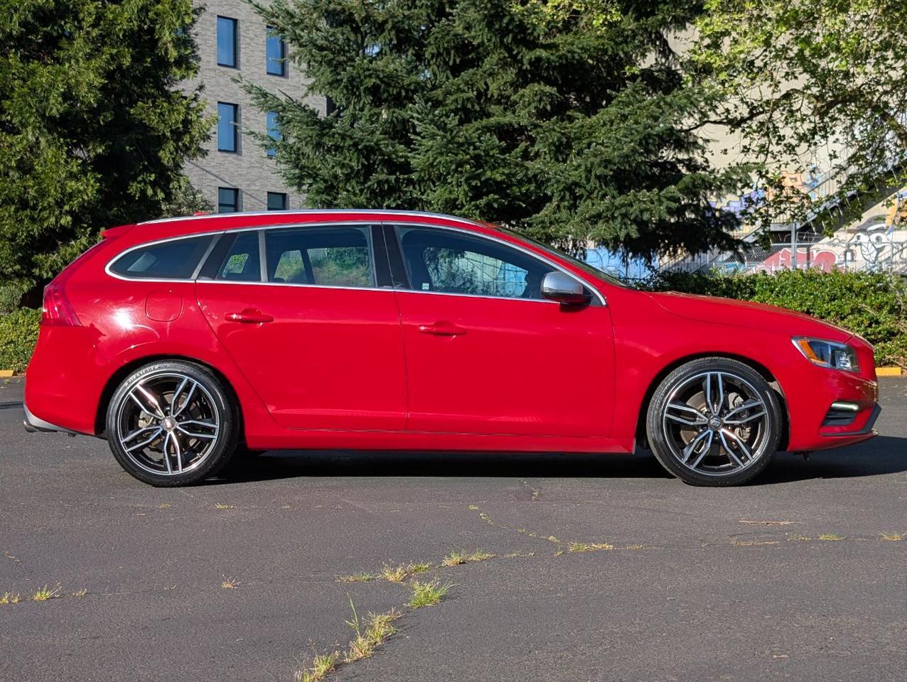 2015 Volvo V60 T6 AWD R-Design Platinum | 325hp, HK Premium Audio, Adaptive Cruise, Active Xenon & Heated Seats Portland OR