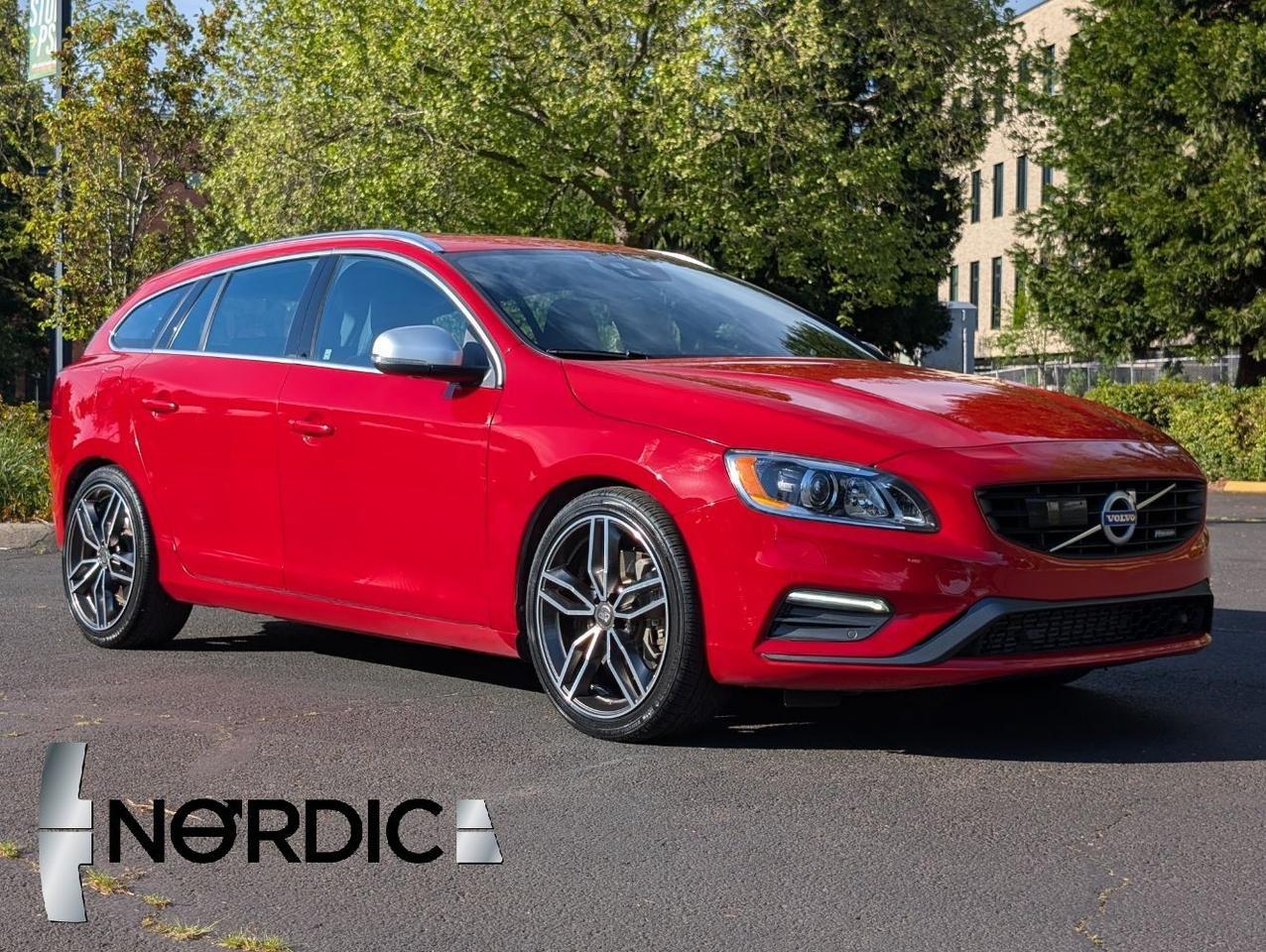 2015 Volvo V60 T6 AWD R-Design Platinum | 325hp, HK Premium Audio, Adaptive Cruise, Active Xenon & Heated Seats