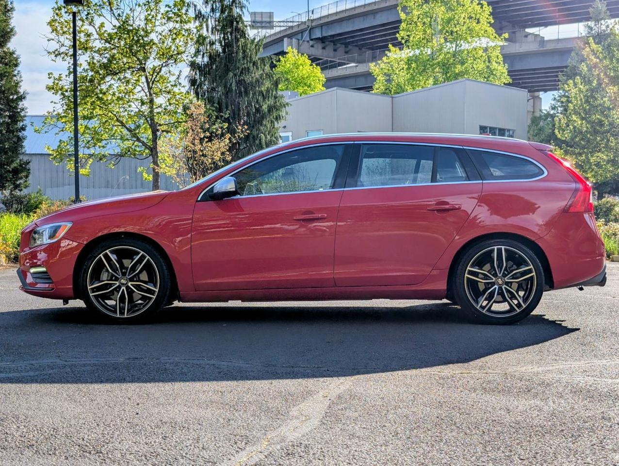 2015 Volvo V60 T6 AWD R-Design Platinum | 325hp, HK Premium Audio, Adaptive Cruise, Active Xenon & Heated Seats Portland OR