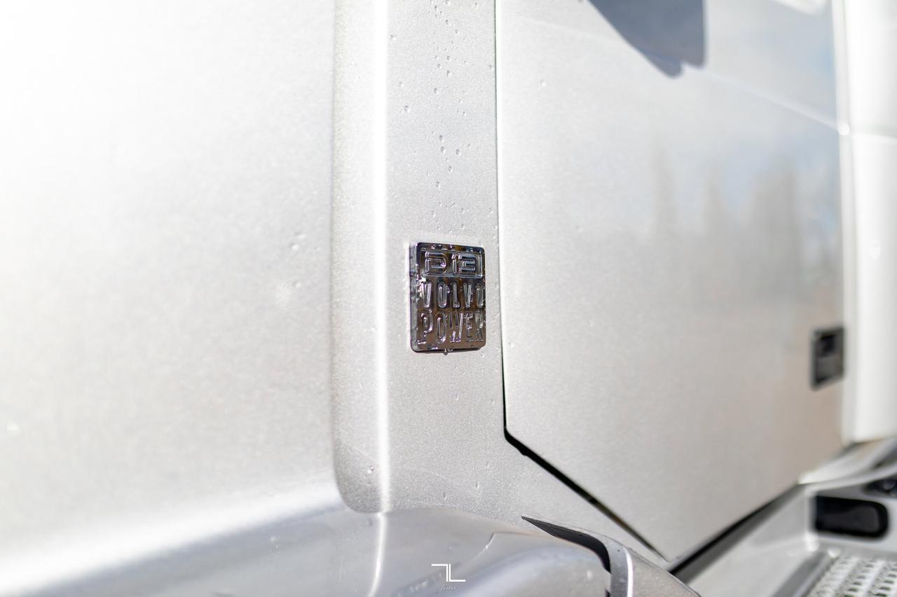 2015 Volvo VNL 730 Tractor Sleeper Red Deer AB