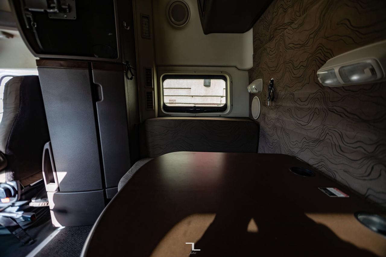 2015 Volvo VNL 730 Tractor Sleeper Red Deer AB