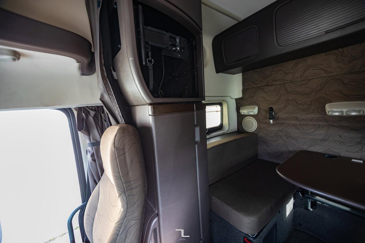 2015 Volvo VNL 730 Tractor Sleeper Red Deer AB