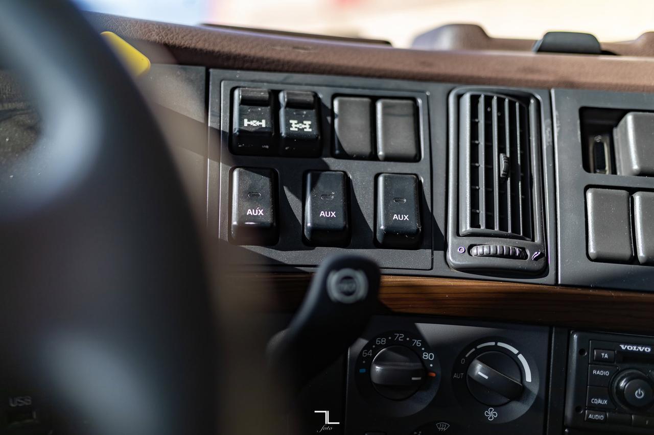 2015 Volvo VNL 730 Tractor Sleeper Red Deer AB