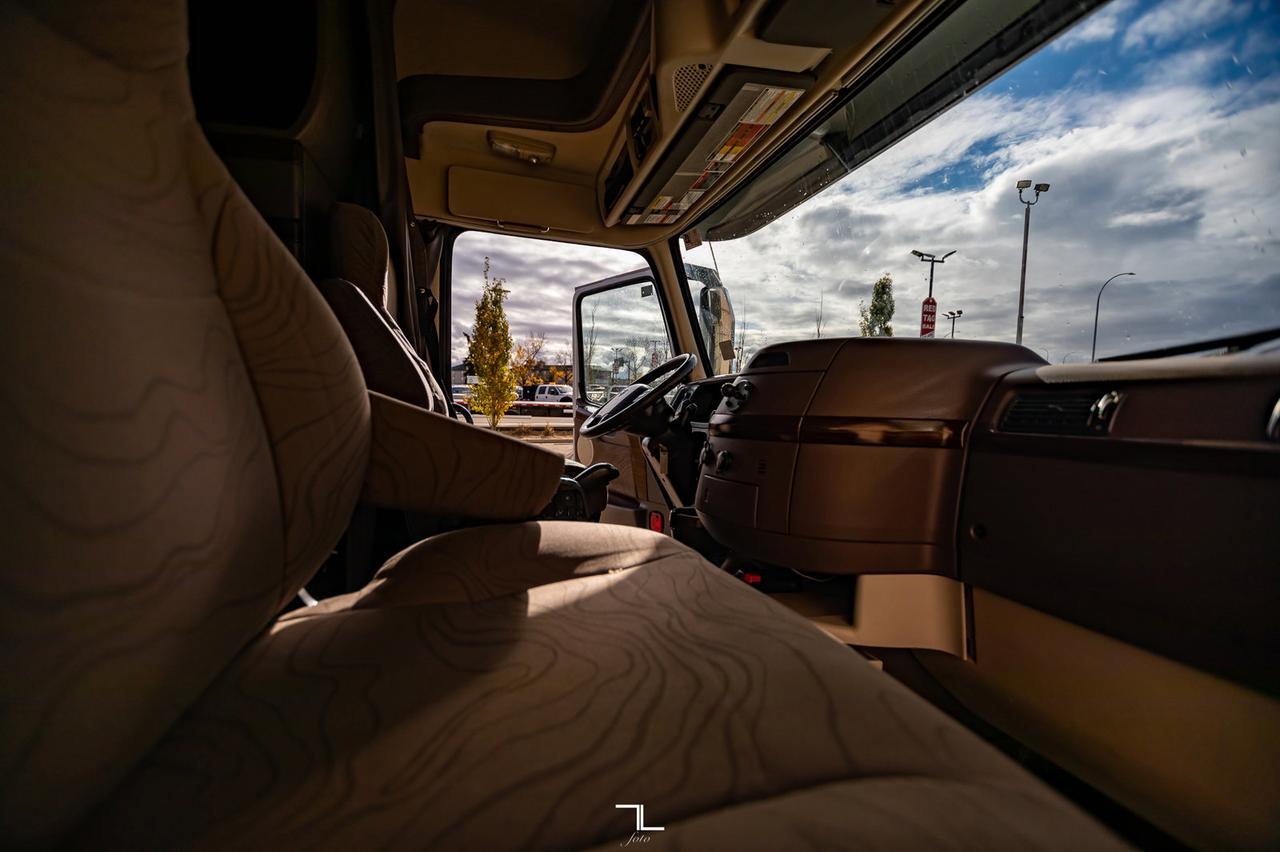 2015 Volvo VNL 730 Tractor Sleeper Red Deer AB