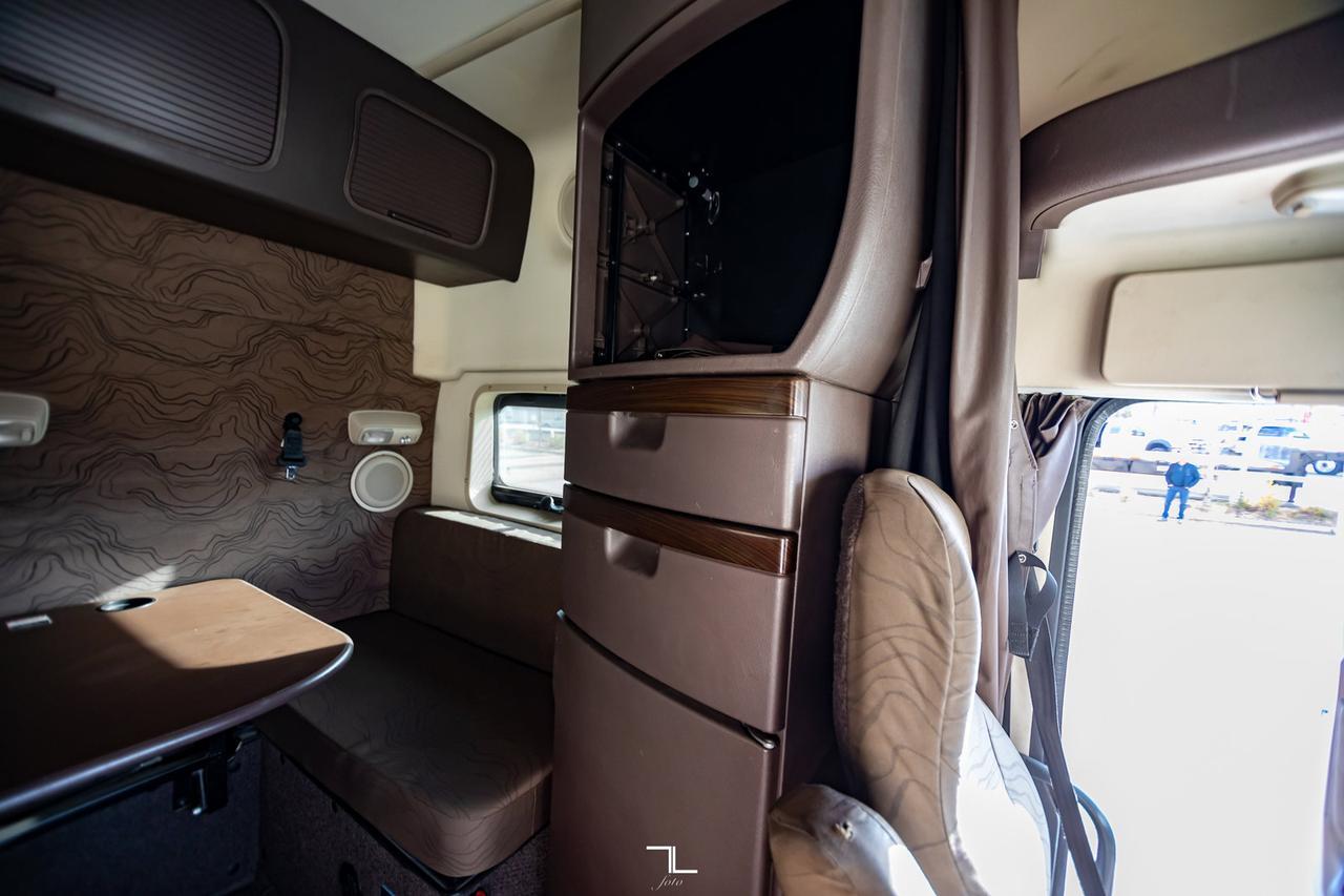 2015 Volvo VNL 730 Tractor Sleeper Red Deer AB
